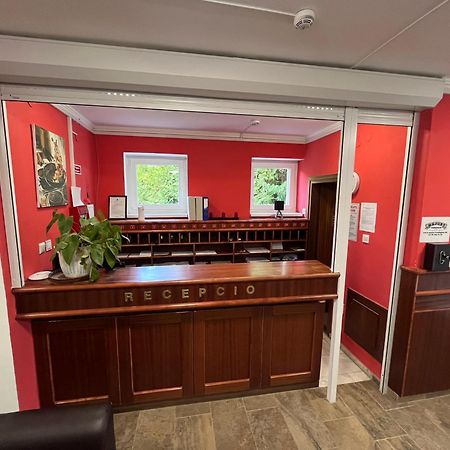 Majus 1 Vendeghaz - Torony Hotel Екстериор снимка