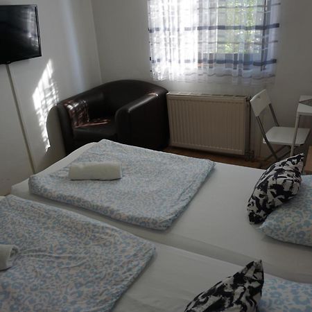 Majus 1 Vendeghaz - Torony Hotel Екстериор снимка