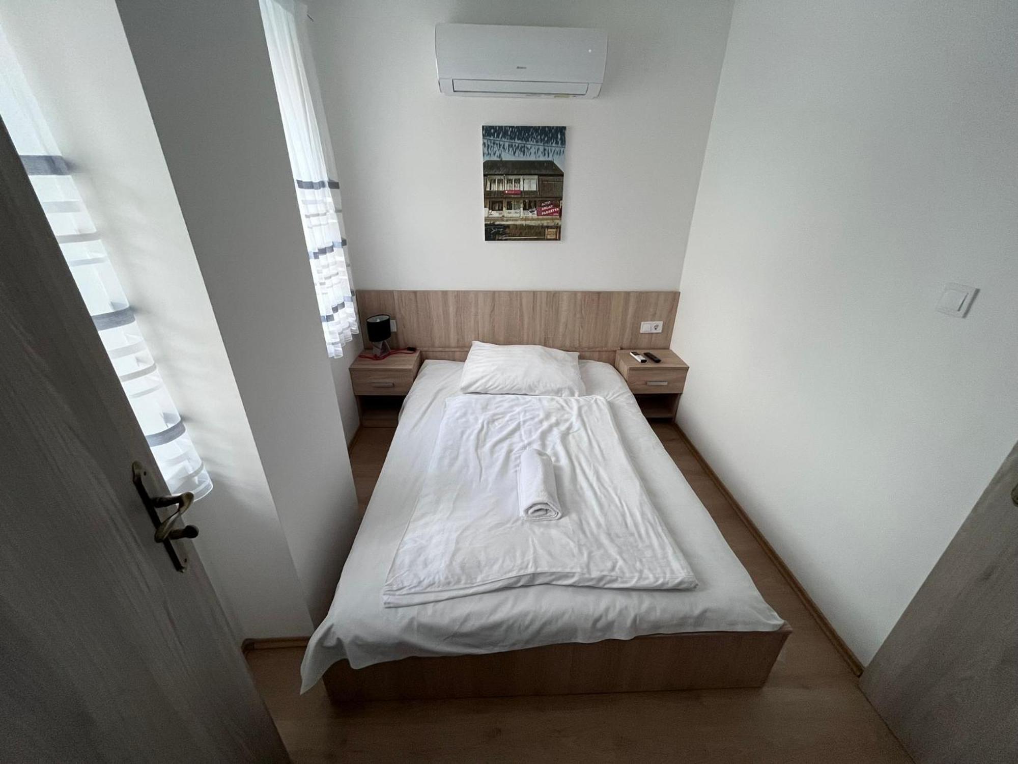 Majus 1 Vendeghaz - Torony Hotel Екстериор снимка