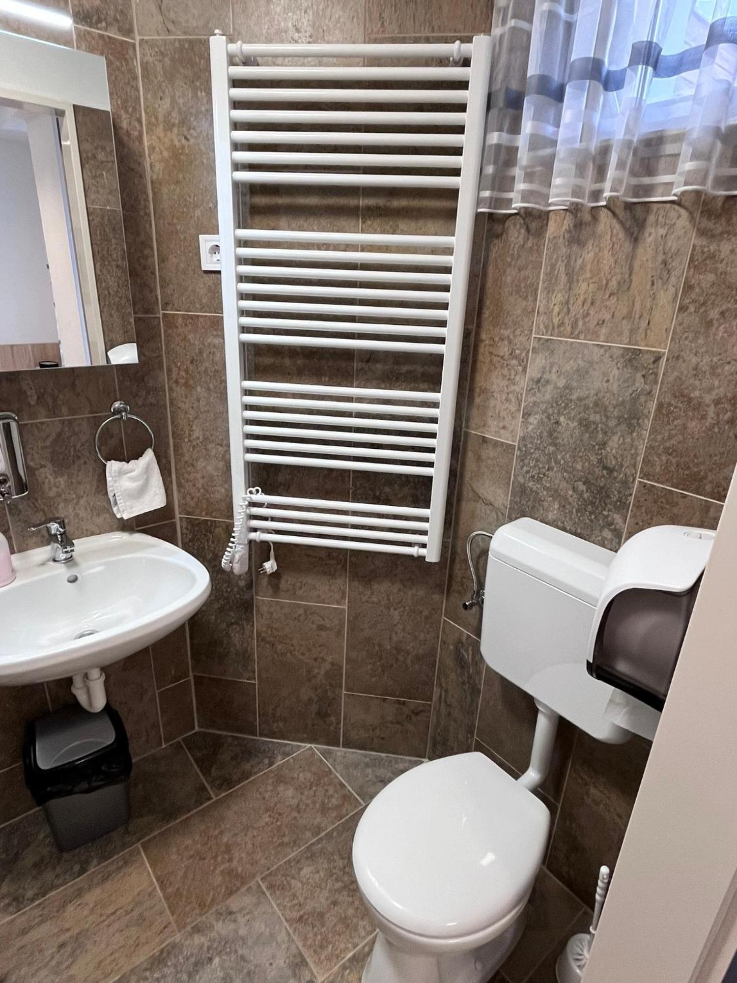 Majus 1 Vendeghaz - Torony Hotel Екстериор снимка