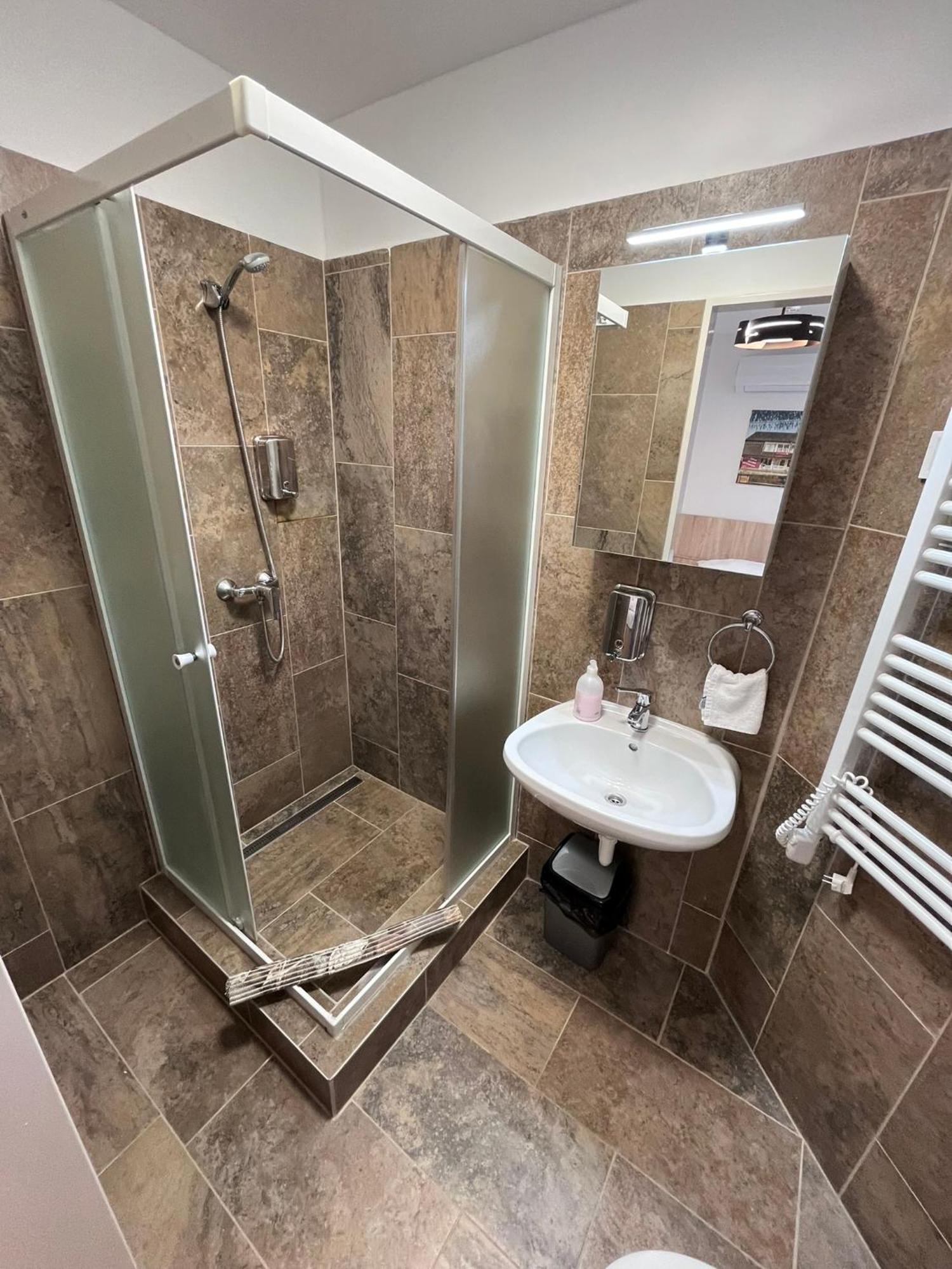 Majus 1 Vendeghaz - Torony Hotel Екстериор снимка