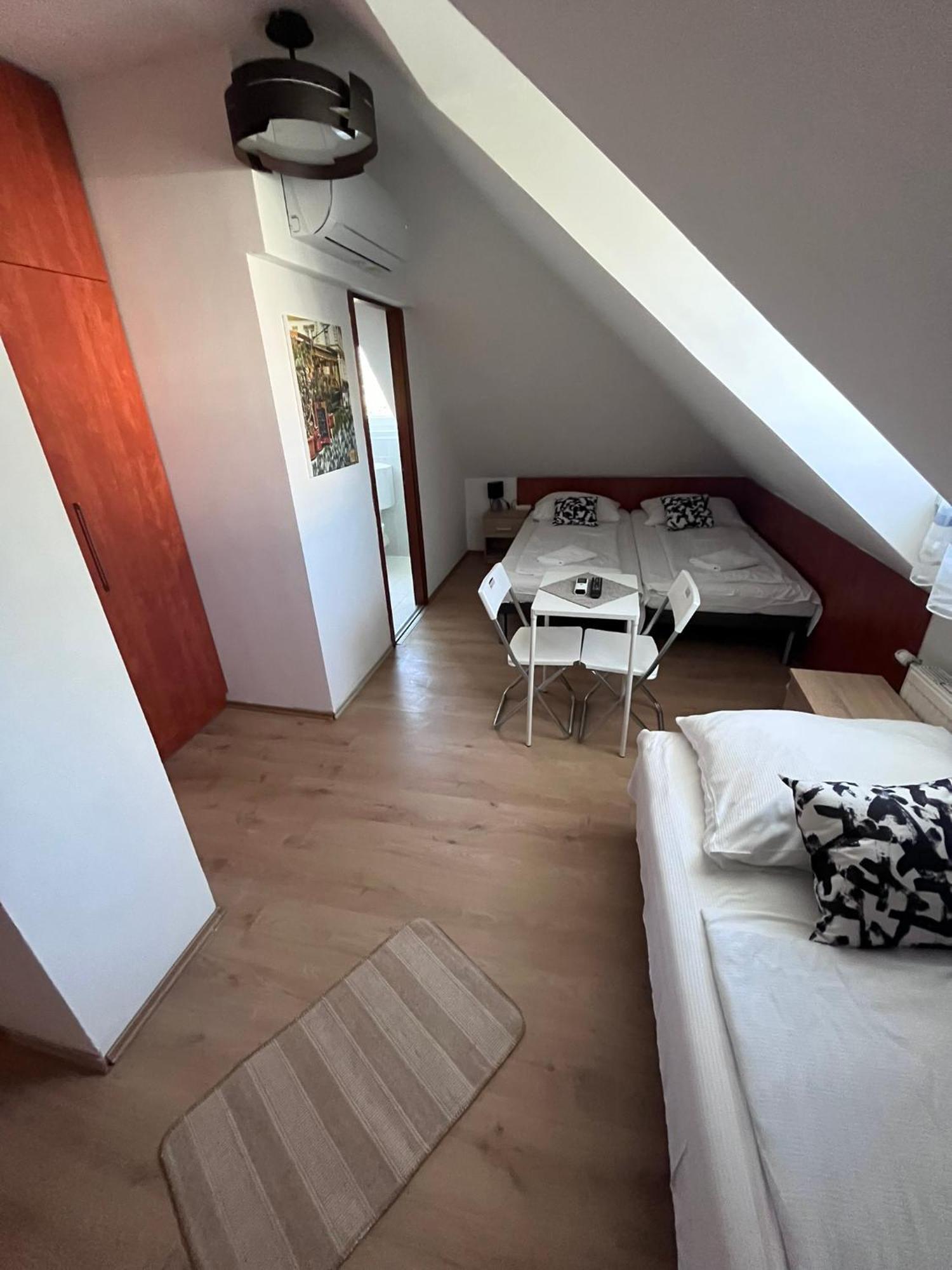 Majus 1 Vendeghaz - Torony Hotel Екстериор снимка
