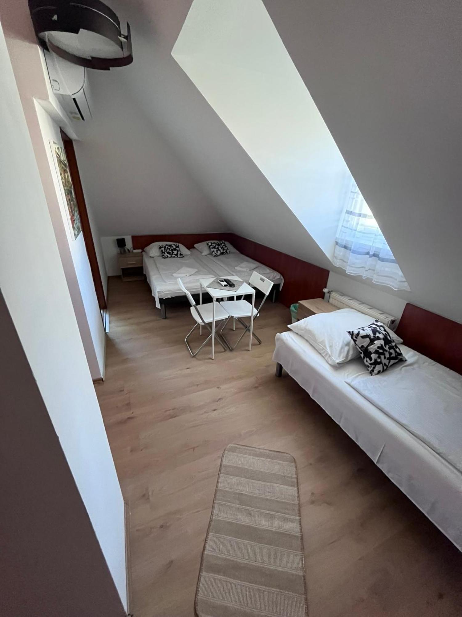 Majus 1 Vendeghaz - Torony Hotel Екстериор снимка