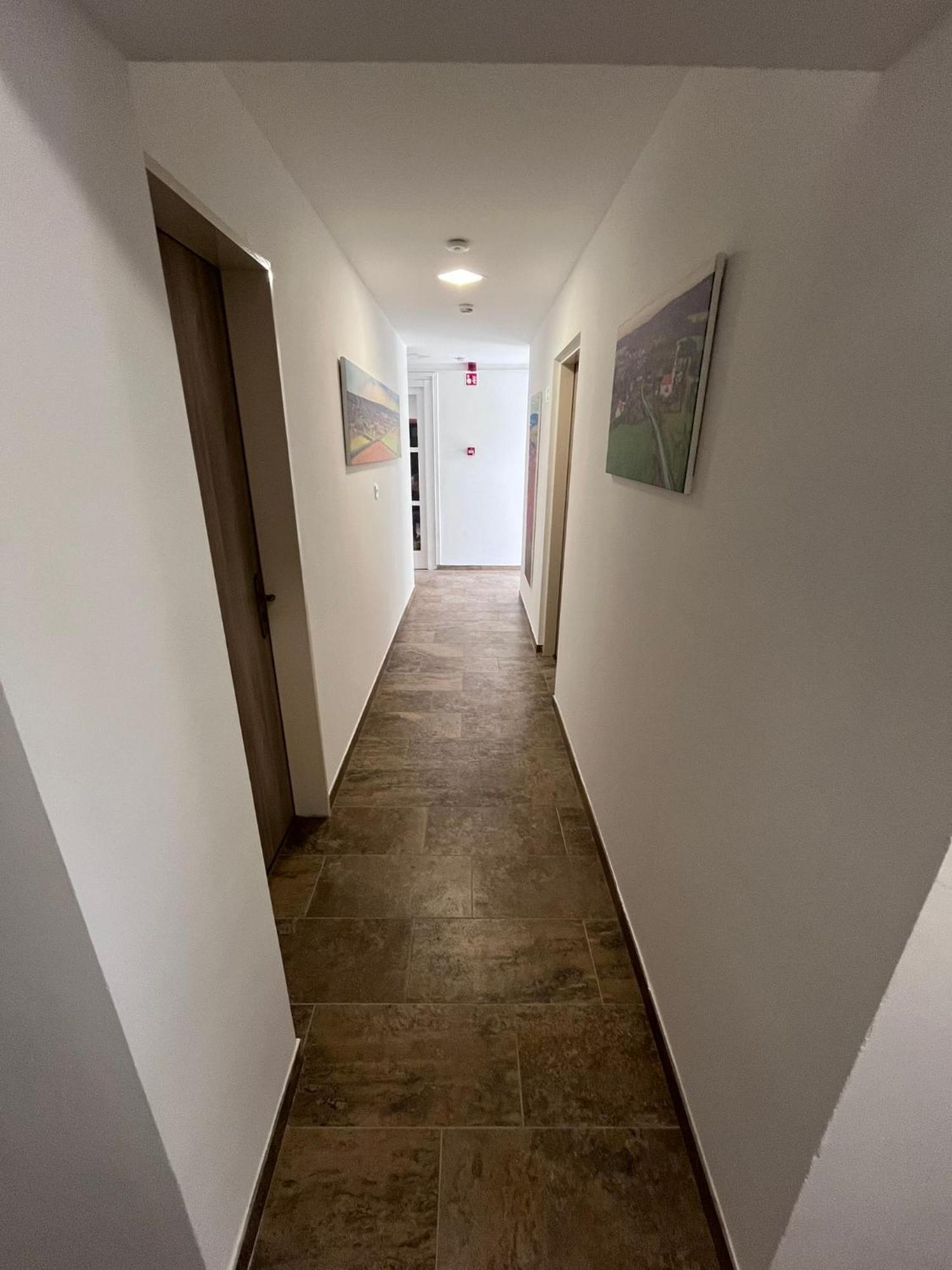 Majus 1 Vendeghaz - Torony Hotel Екстериор снимка