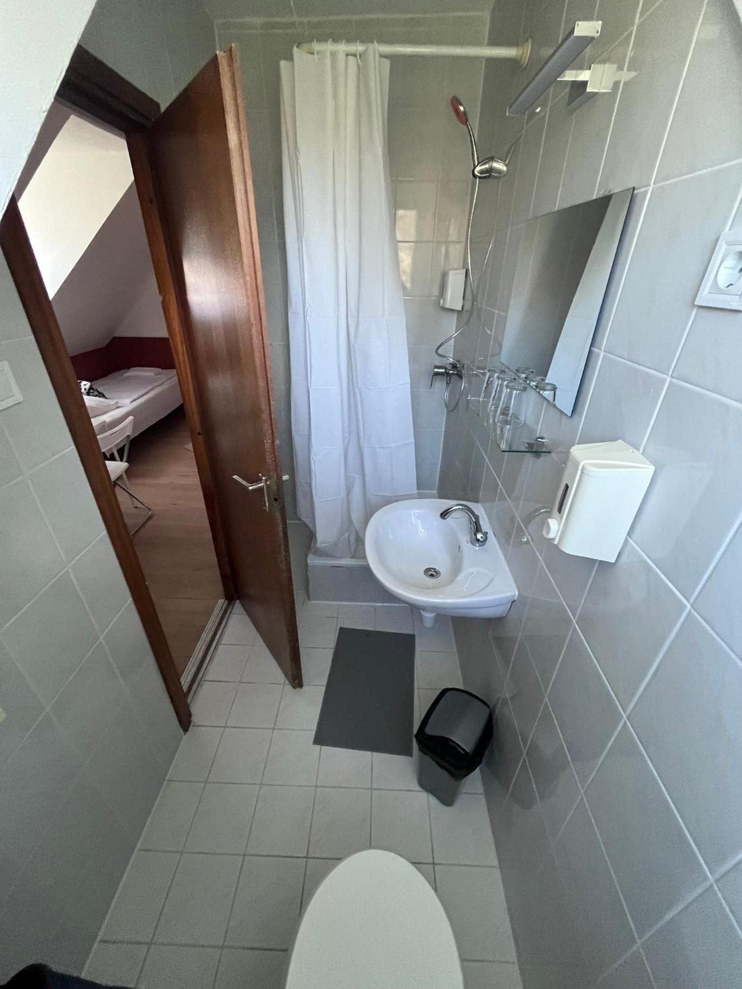 Majus 1 Vendeghaz - Torony Hotel Екстериор снимка