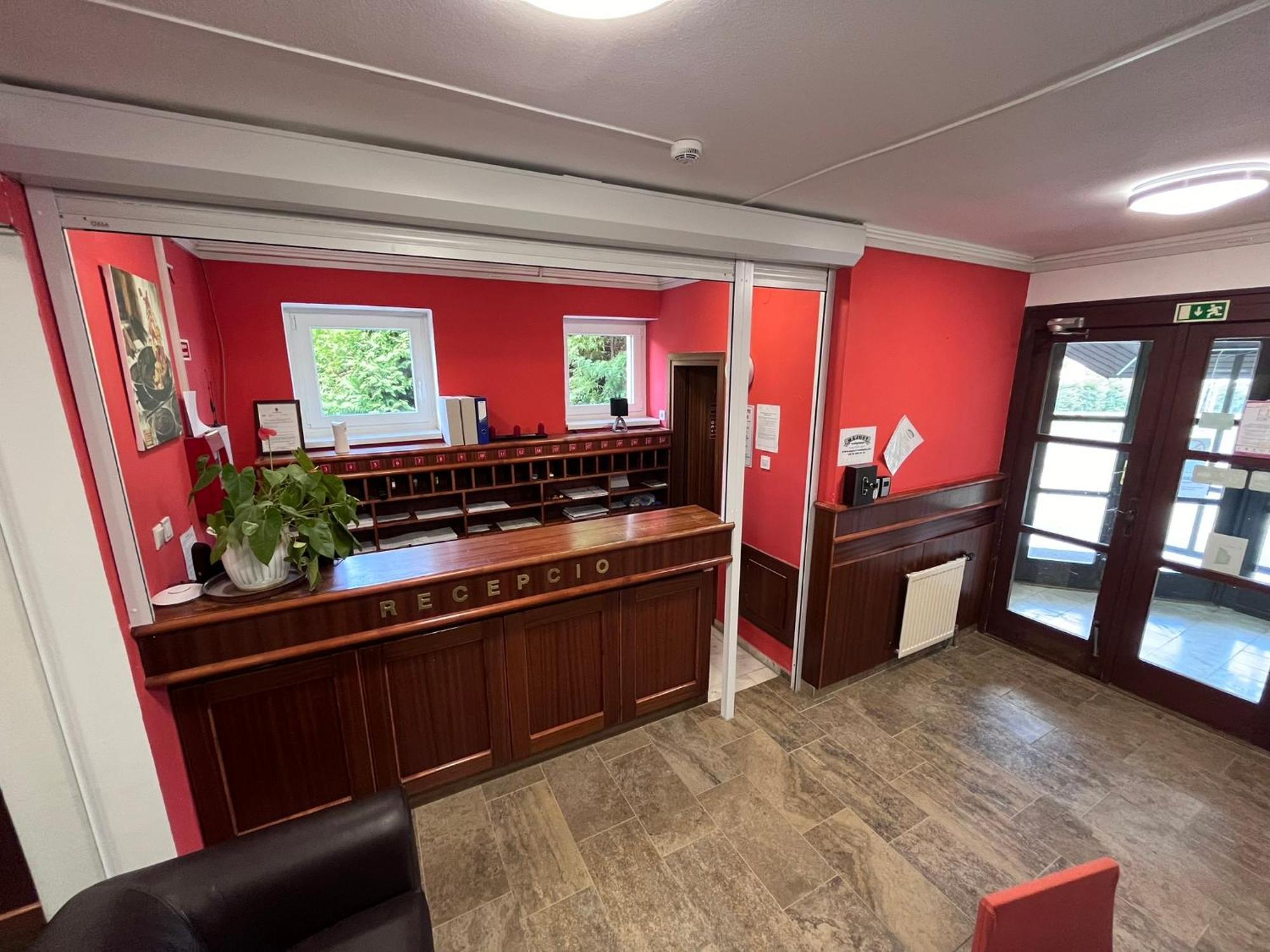 Majus 1 Vendeghaz - Torony Hotel Екстериор снимка