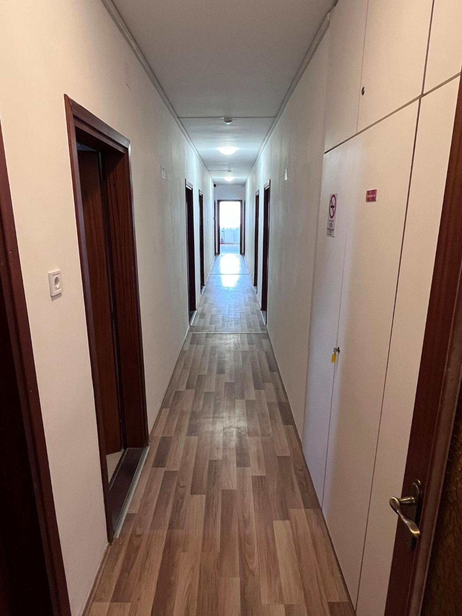 Majus 1 Vendeghaz - Torony Hotel Екстериор снимка