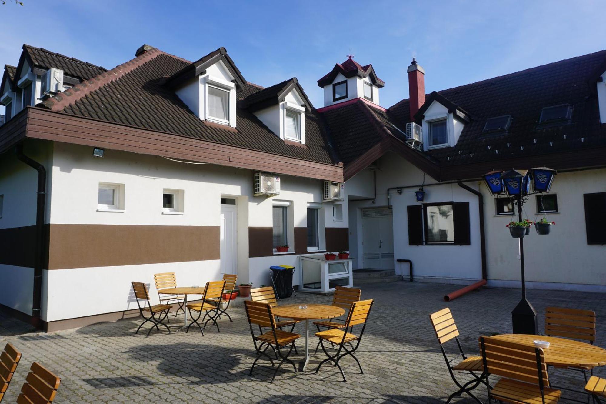 Majus 1 Vendeghaz - Torony Hotel Екстериор снимка