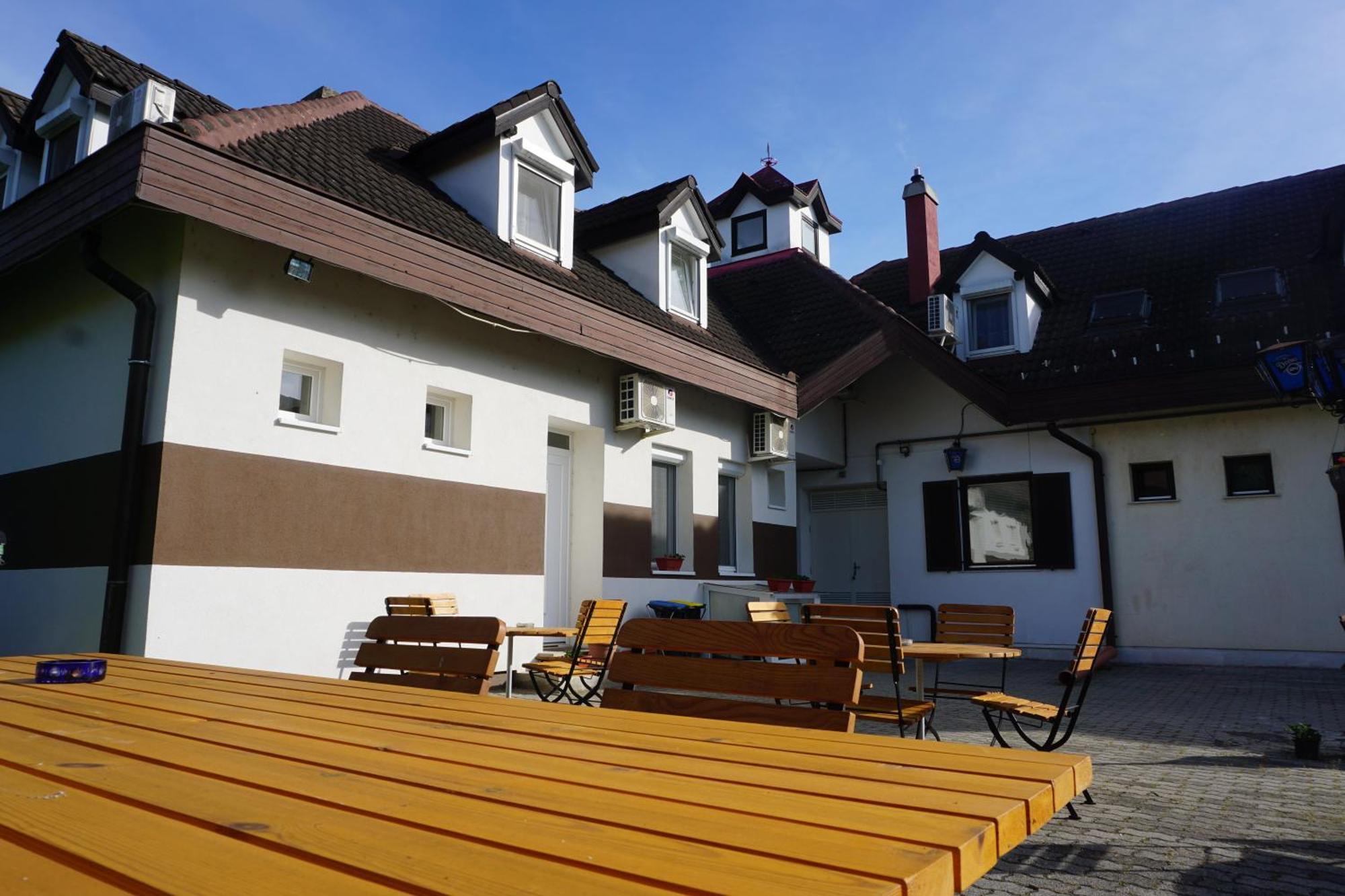 Majus 1 Vendeghaz - Torony Hotel Екстериор снимка