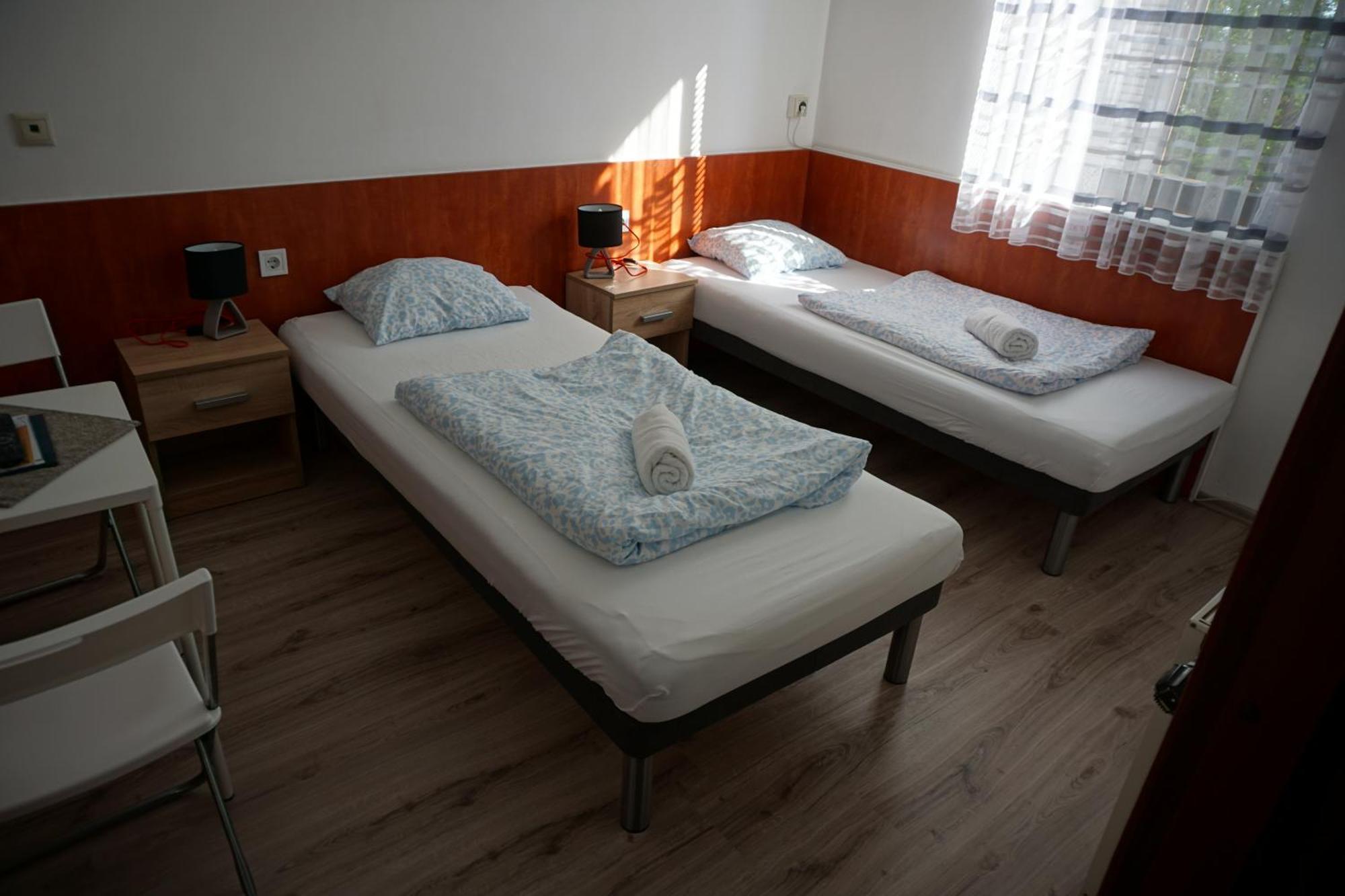 Majus 1 Vendeghaz - Torony Hotel Екстериор снимка