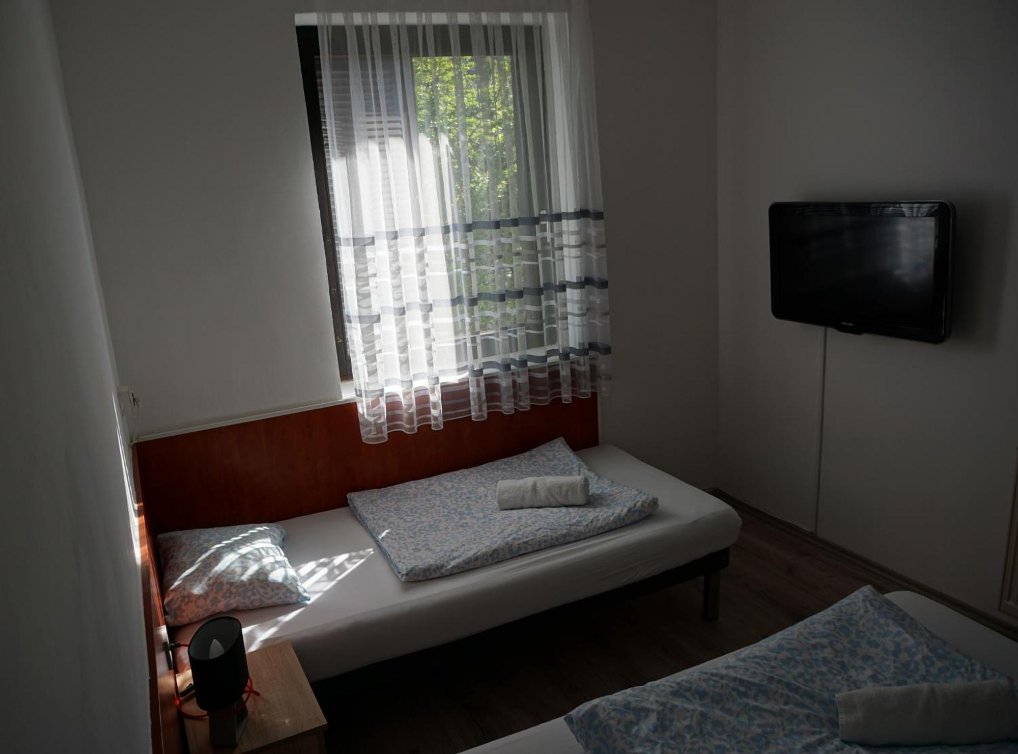 Majus 1 Vendeghaz - Torony Hotel Екстериор снимка