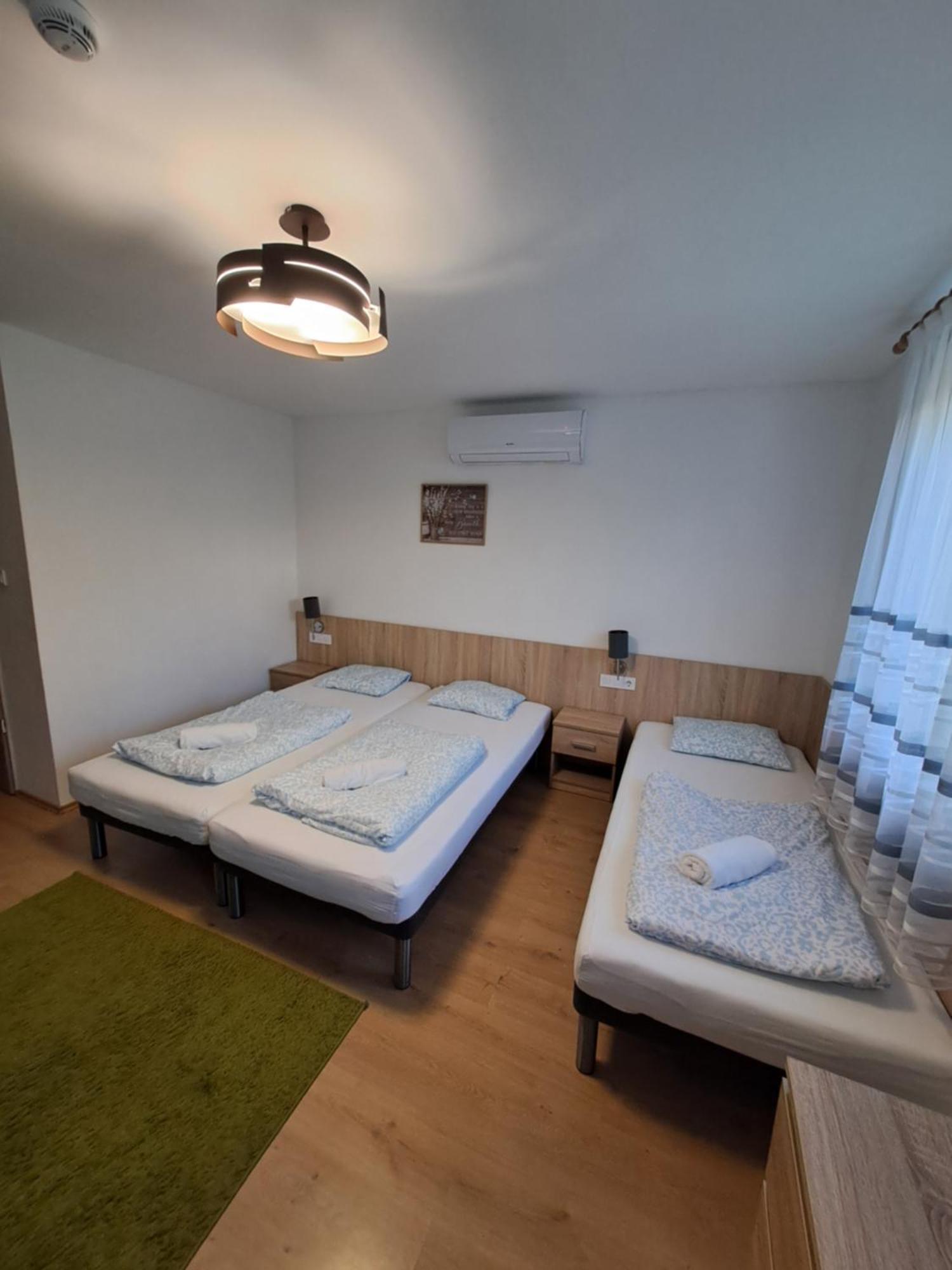 Majus 1 Vendeghaz - Torony Hotel Екстериор снимка