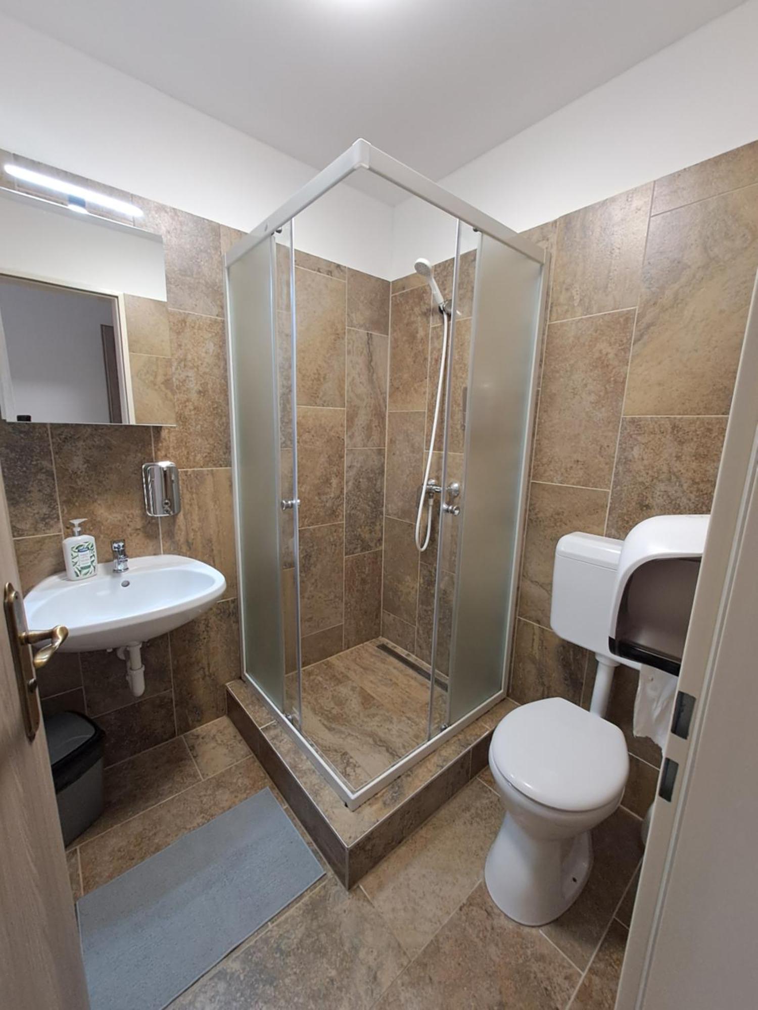 Majus 1 Vendeghaz - Torony Hotel Екстериор снимка